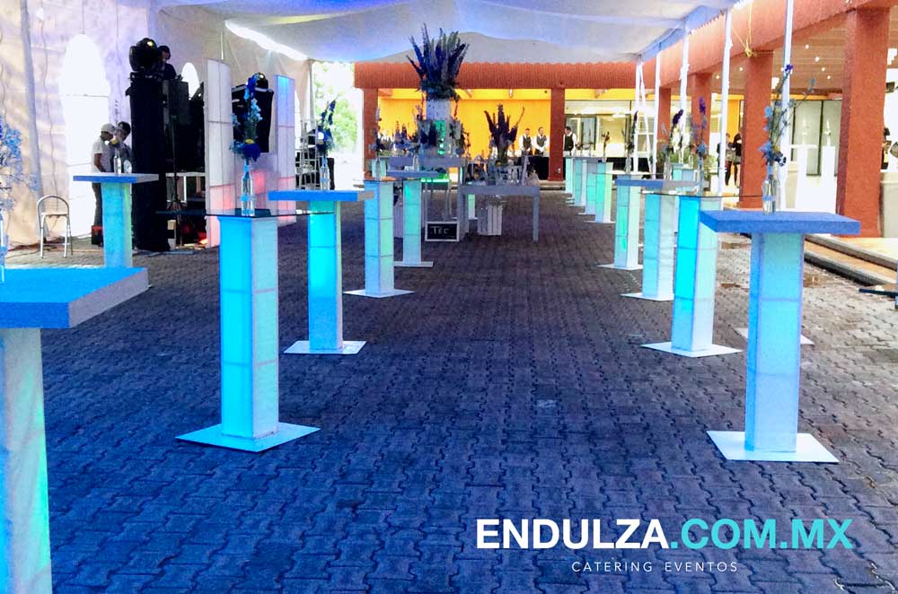 evento empresarial con periqueras, montaje elegante con periqueras, periqueras de cristal, periqueras para eventos, renta de mobiliario longe